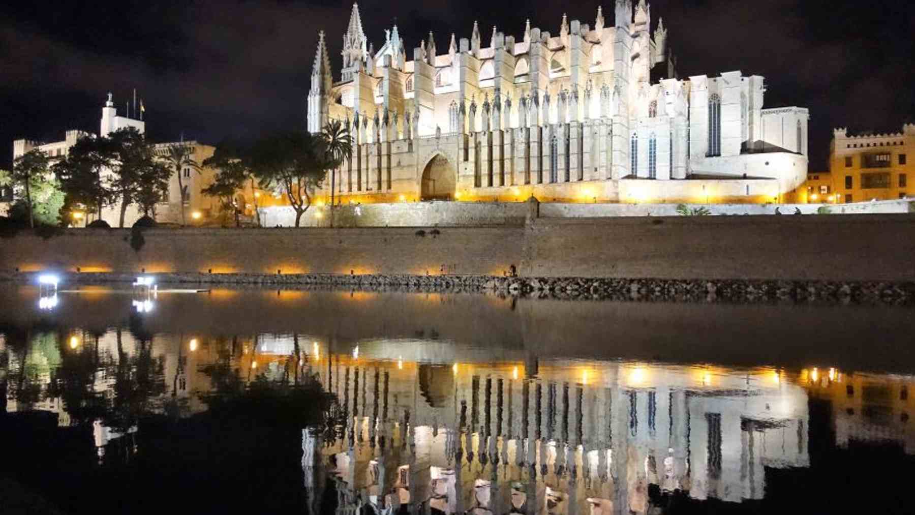 La catedral de Palma iluminada de noche.
