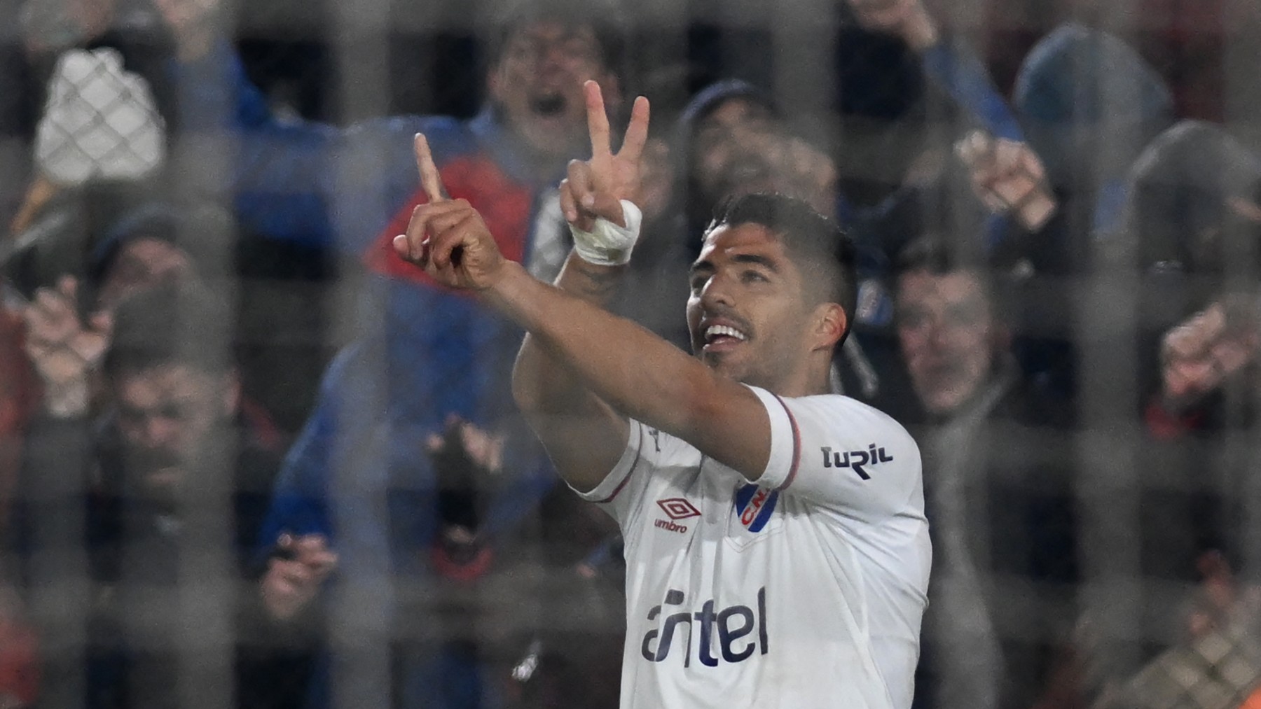 Luis Suárez celebra su primer gol con Nacional. (AFP)