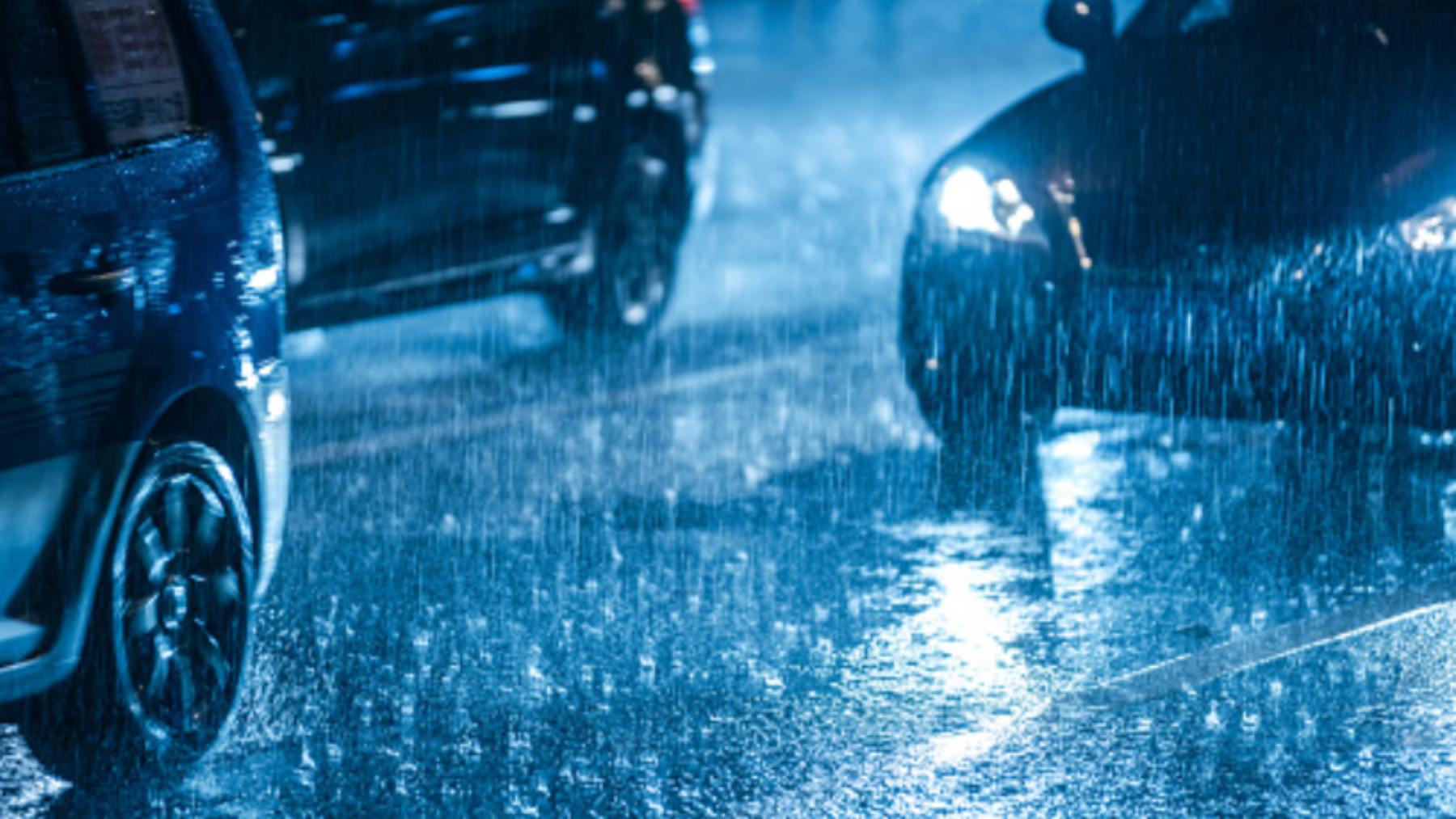 Imagen de archivo de un coche bajo la lluvia