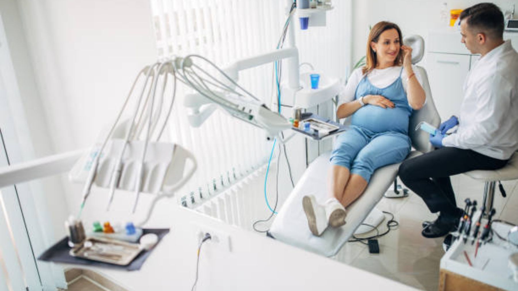 Descubre si es posible hacerse un blanqueamiento dental durante el embarazo