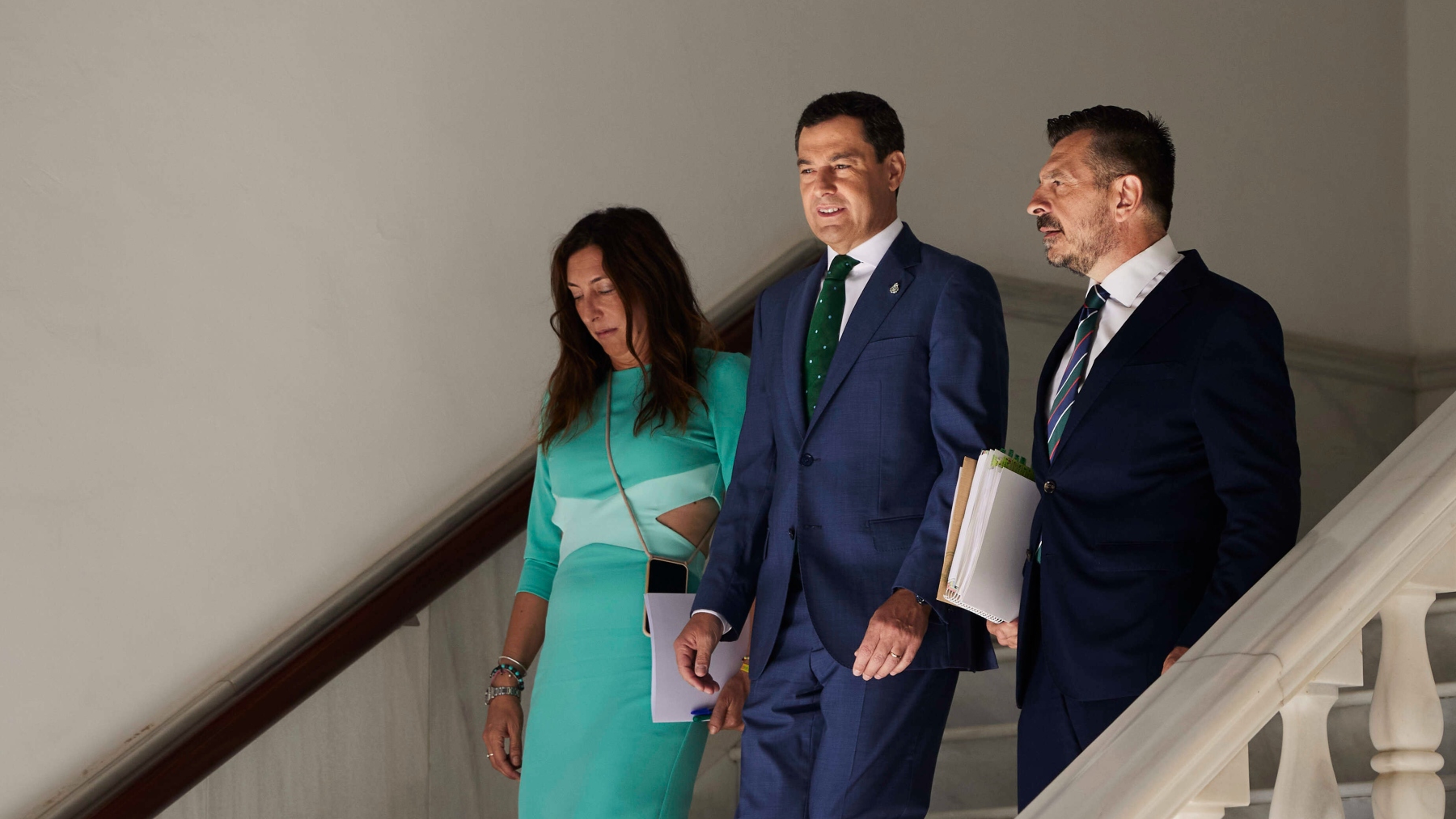 Juanma Moreno, junto a la consejera Loles López y el portavoz del PP-A en el Parlamento andaluz, Toni Martín (EUROPA PRESS).