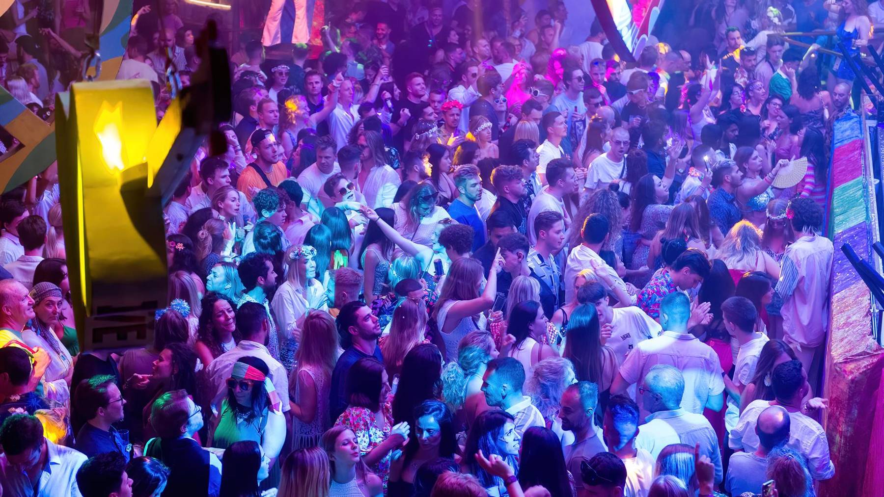 Decenas de personas en una discoteca de Ibiza. (Foto: Europa Press)