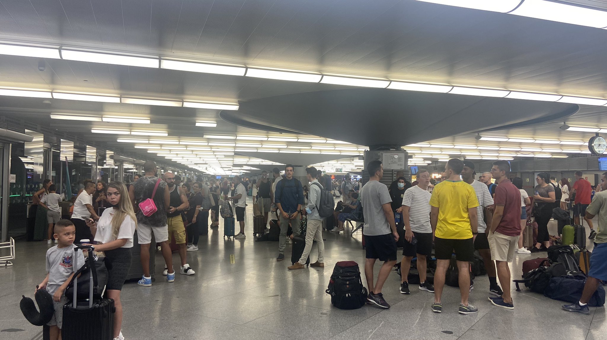 Cada vez son más los pasejeros que se acumulan en Atocha por la cancelación de trenes.