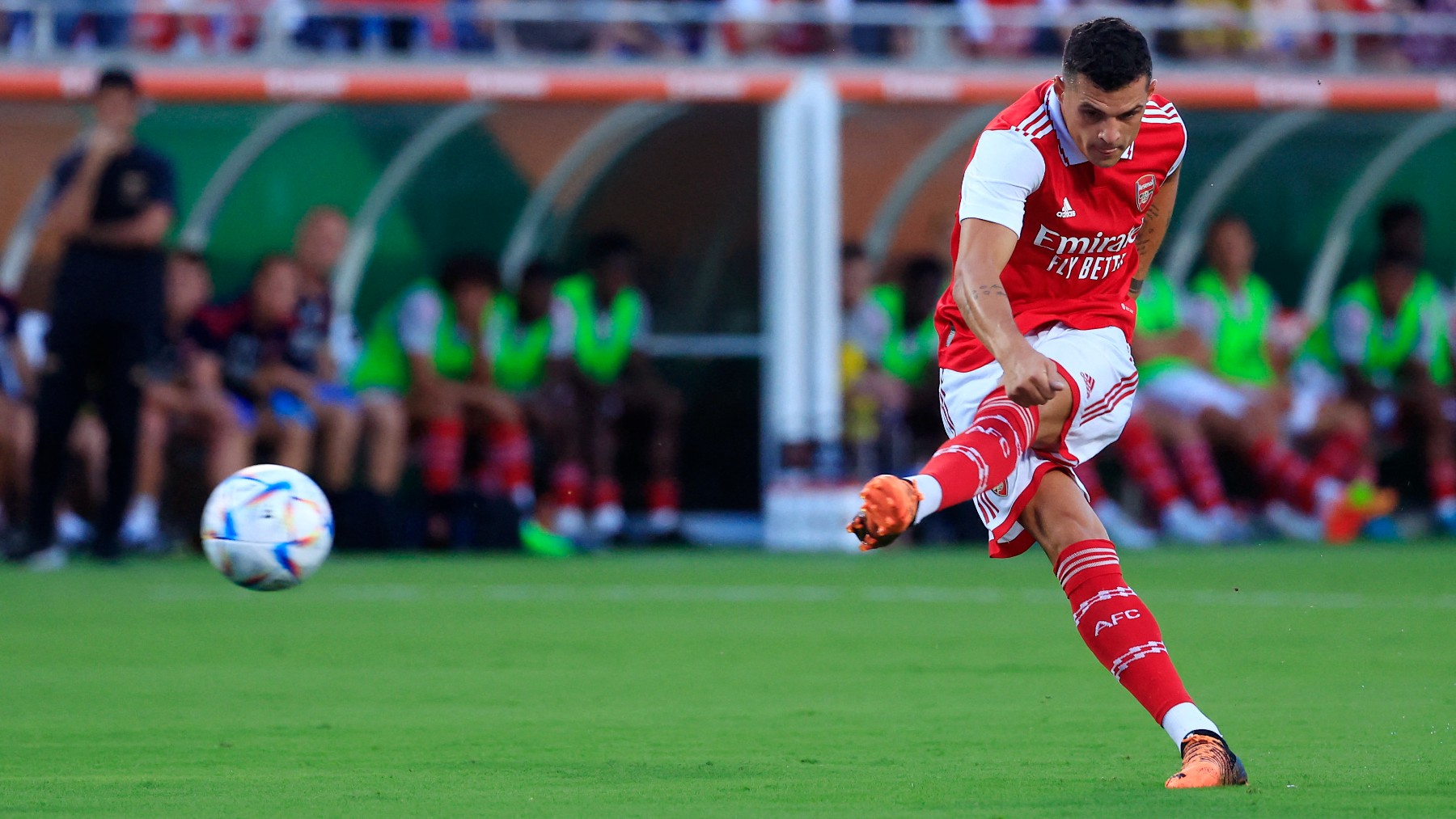 Xhaka ejecuta una falta con el Arsenal. (AFP)