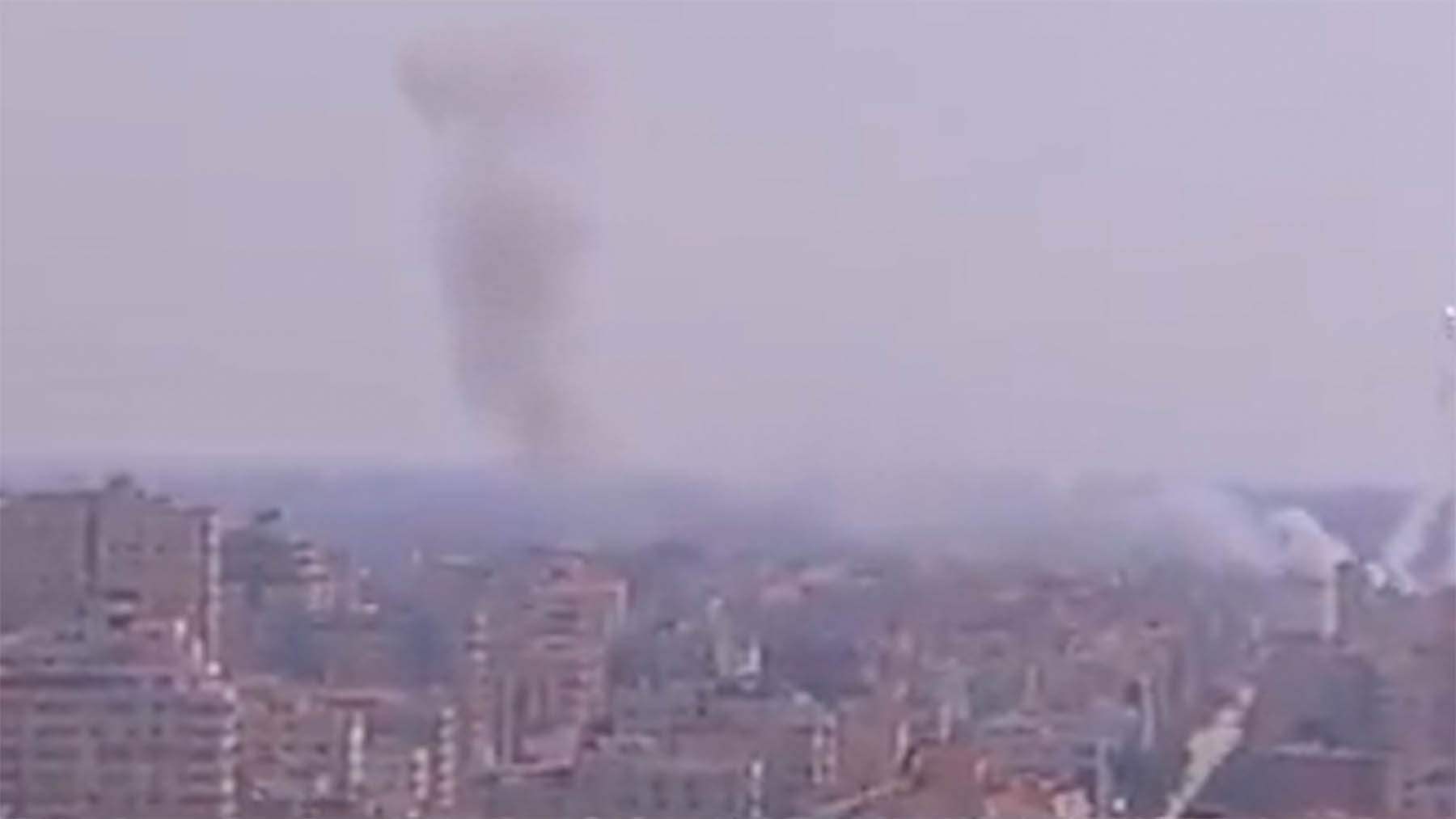 Una TV palestina graba un cohete lanzado por la Yihad Islámica que impacta en Gaza:...