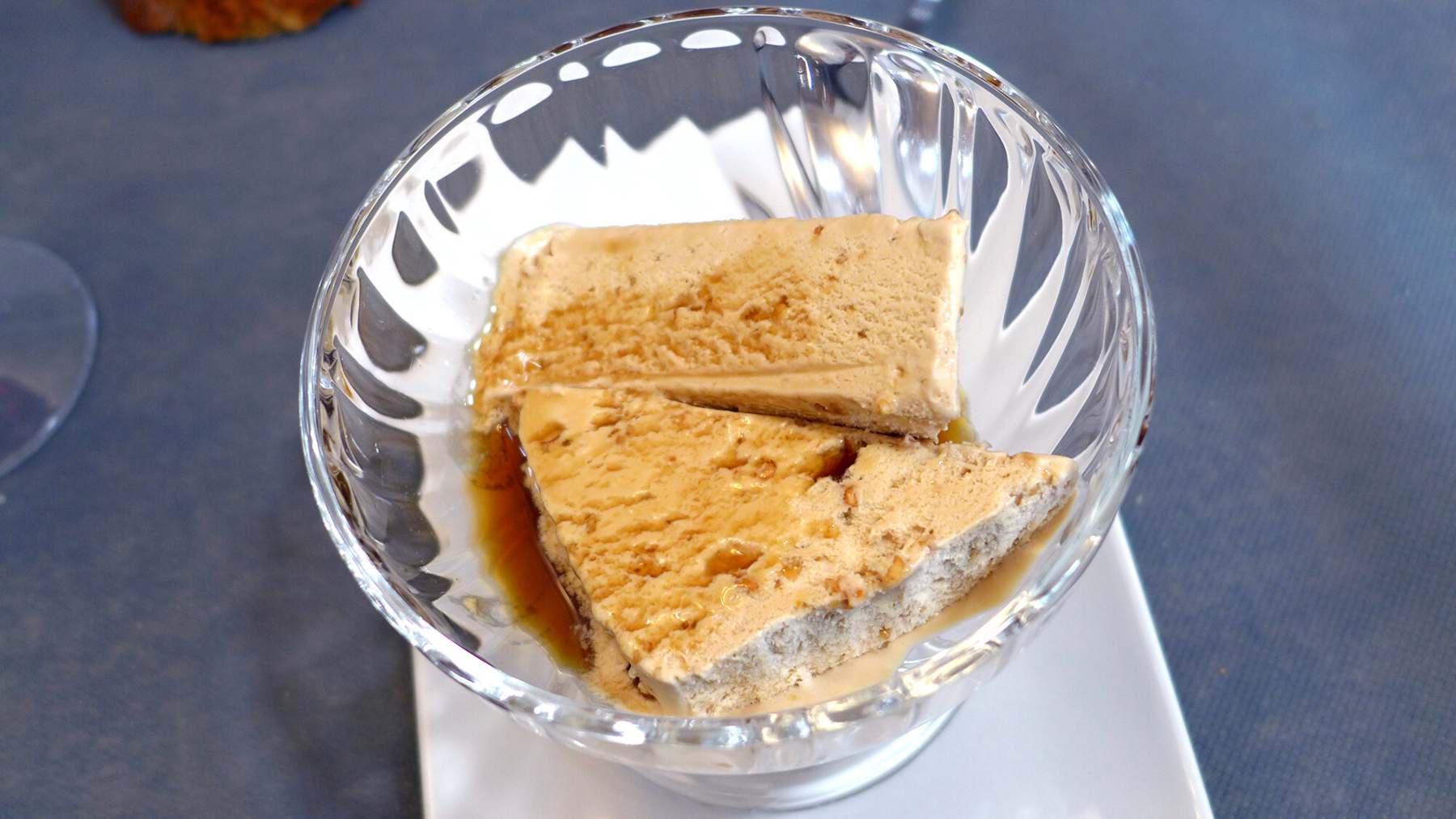 Copa helada de turrón y nata con crujiente de almendra