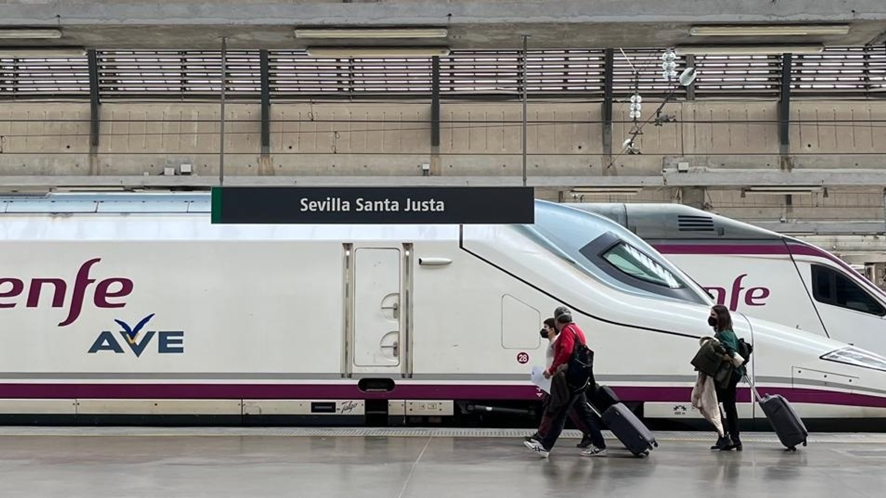 Un tren AVE en la estación de Santa Justa, en Sevilla (RENFE).