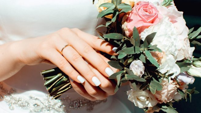 ¿En qué mano se pone el anillo de compromiso y de boda?