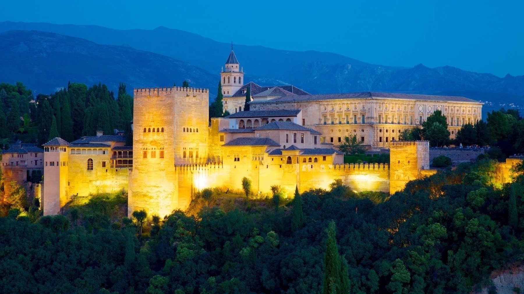 La Alhambra de Granada de noche (EUROPA PRESS / EXPEDIA).