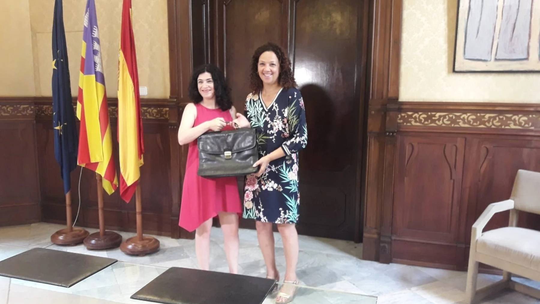 Rosario Sánchez y Cati Cladera en el intercambio de carteras tras las elecciones de 2019.