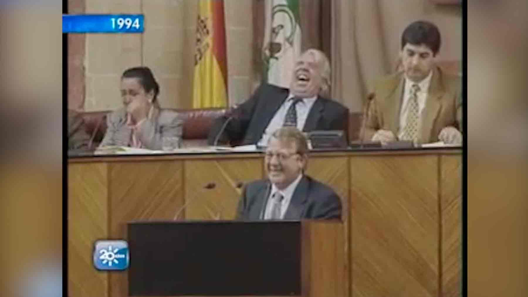 El día en que un ataque de risa paralizó el Parlamento de Andalucía y dio la vuelta al mundo.