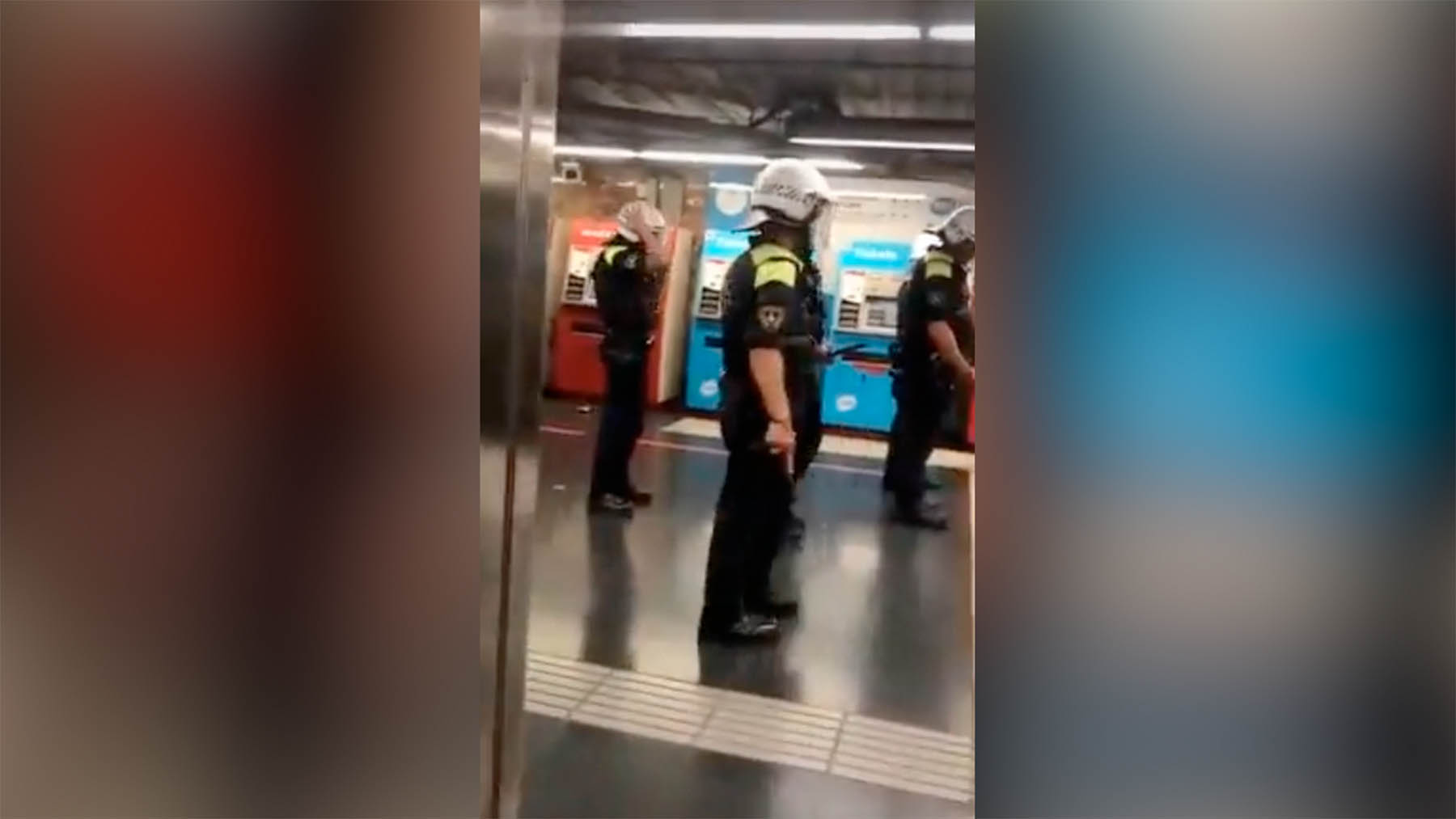La Policía en el metro de la Barceloneta