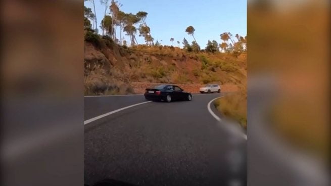 El conductor investigado invadiendo con su coche el carril contrario.