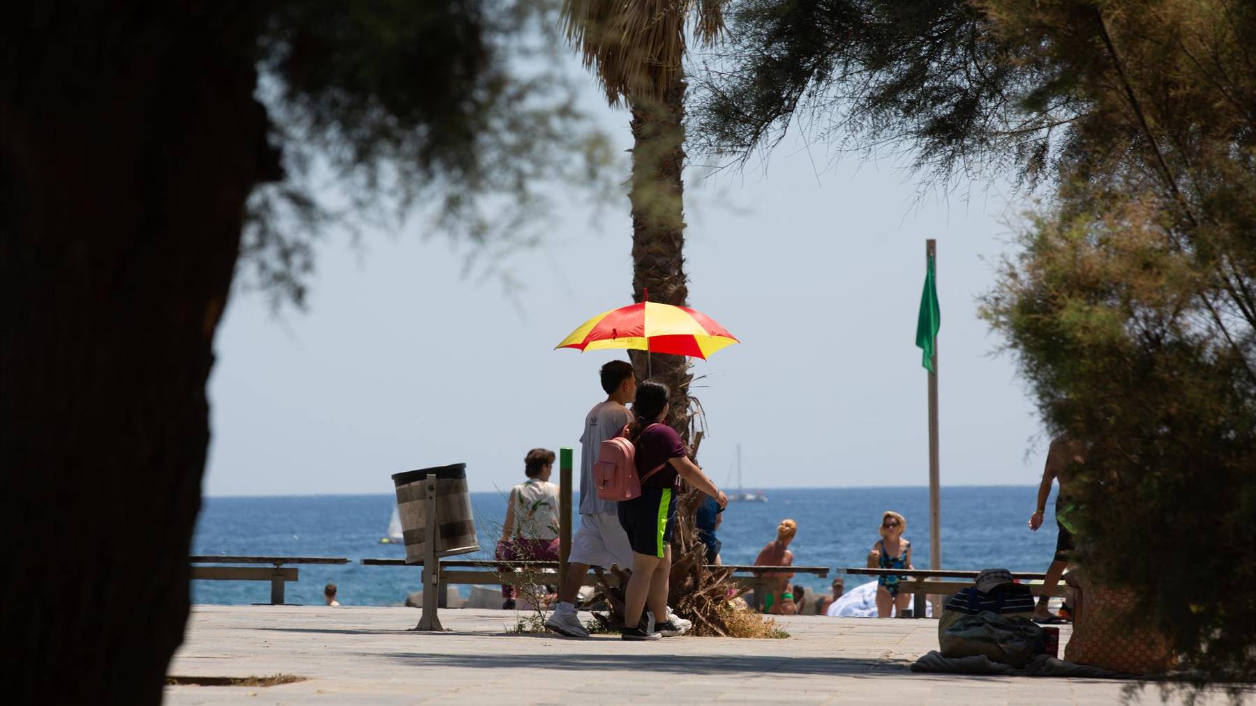 Una pareja se protege del sol en la playa. (Foto: Europa Press)