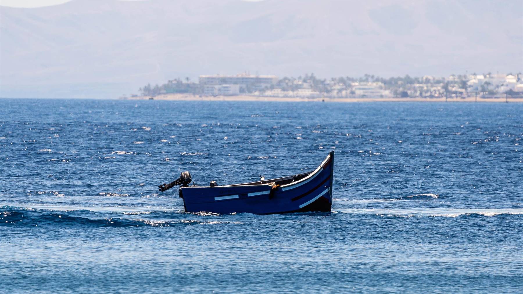 Una patera en aguas españolas. (Foto: Europa Press)