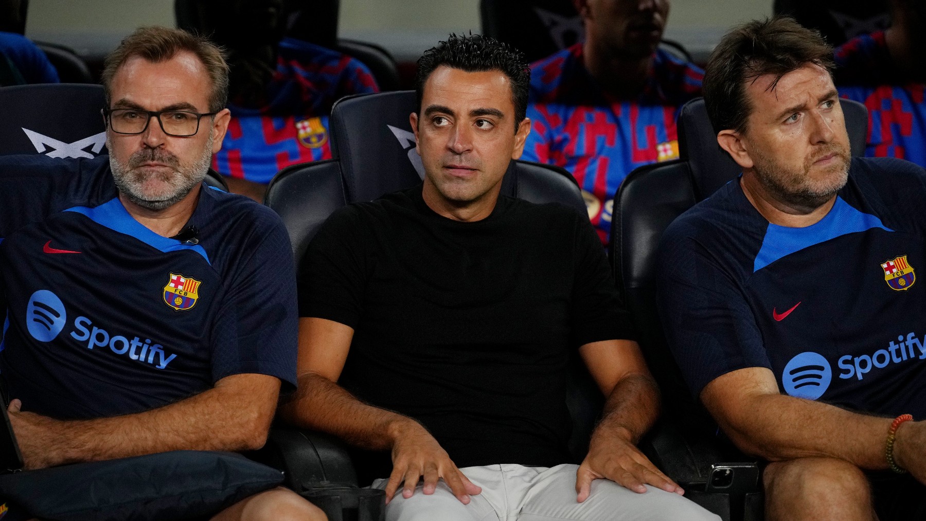Xavi Hernández y su cuerpo técnico, en el banquillo del Camp Nou. (Getty)