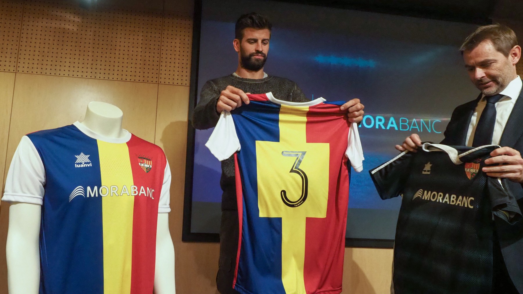 Pique, con la camiseta del Andorra, cuando se oficializó la compra en 2018. (AFP)