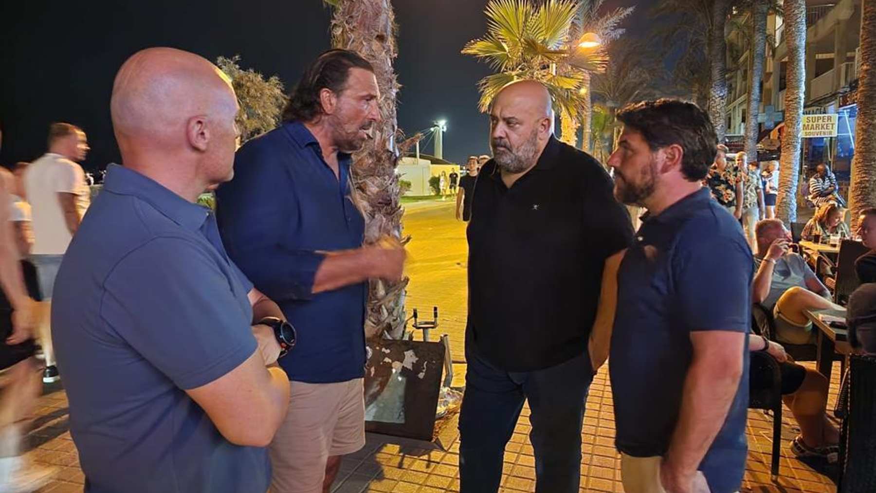 El presidente del PP de Palma, Jaime Martínez, hablando con vecinos de la Playa de Palma.