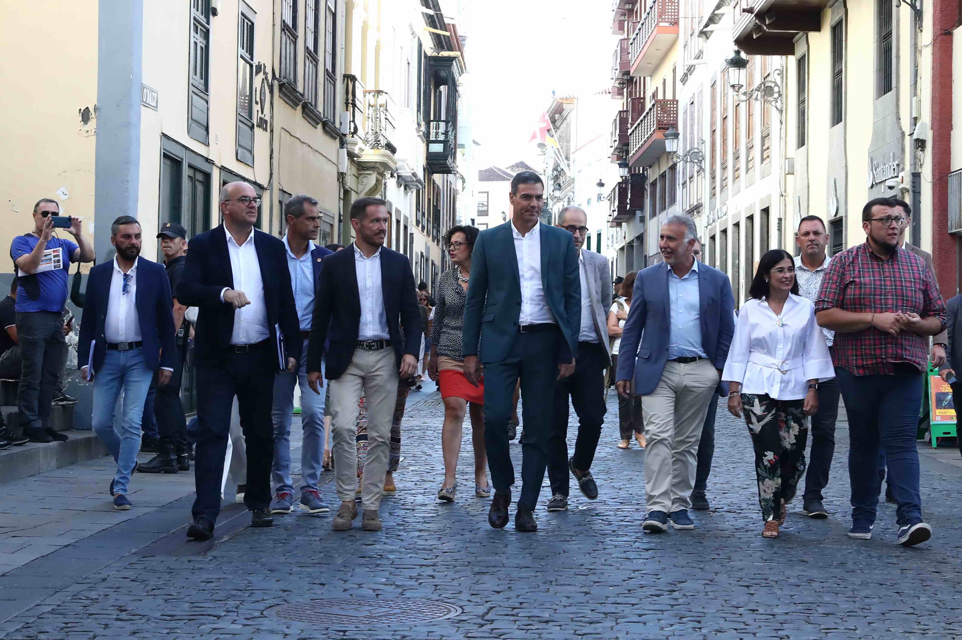 Sánchez, Darias y Torres, junto a otras autoridades, caminando por Santa Cruz de La Palma