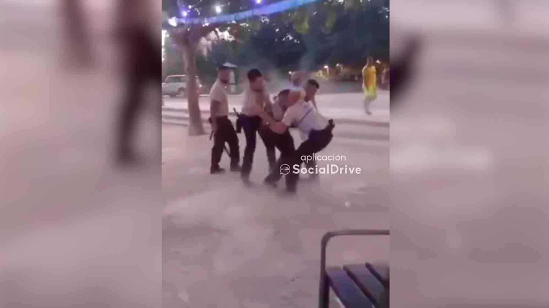 Dos guardias de seguridad se lían a puñetazos en Zaragoza: un combate de boxeo viral