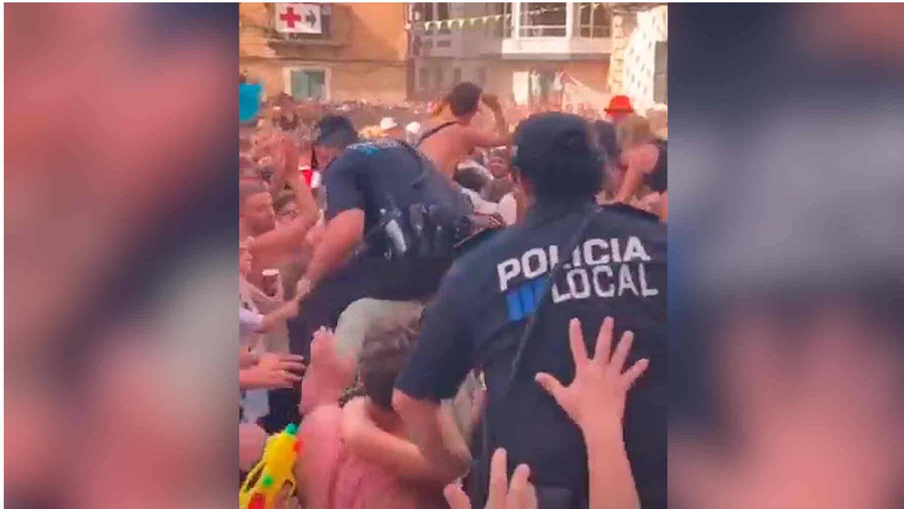 Dos agentes de la Policía Local bailando a hombros en las fiestas de Alaior, Menorca.
