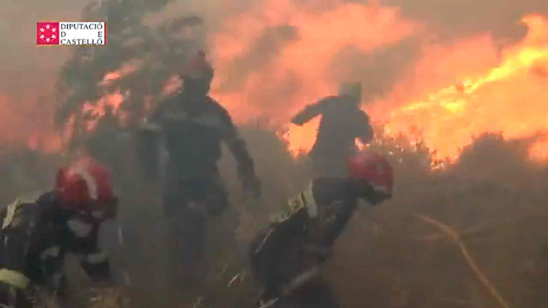 Las llamas del incendio de Bejís acorralan a los bomberos
