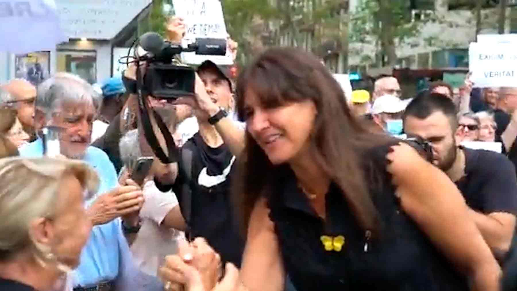 Laura Borràs, saludando a un grupo de independentistas en el acto por el 17-A.