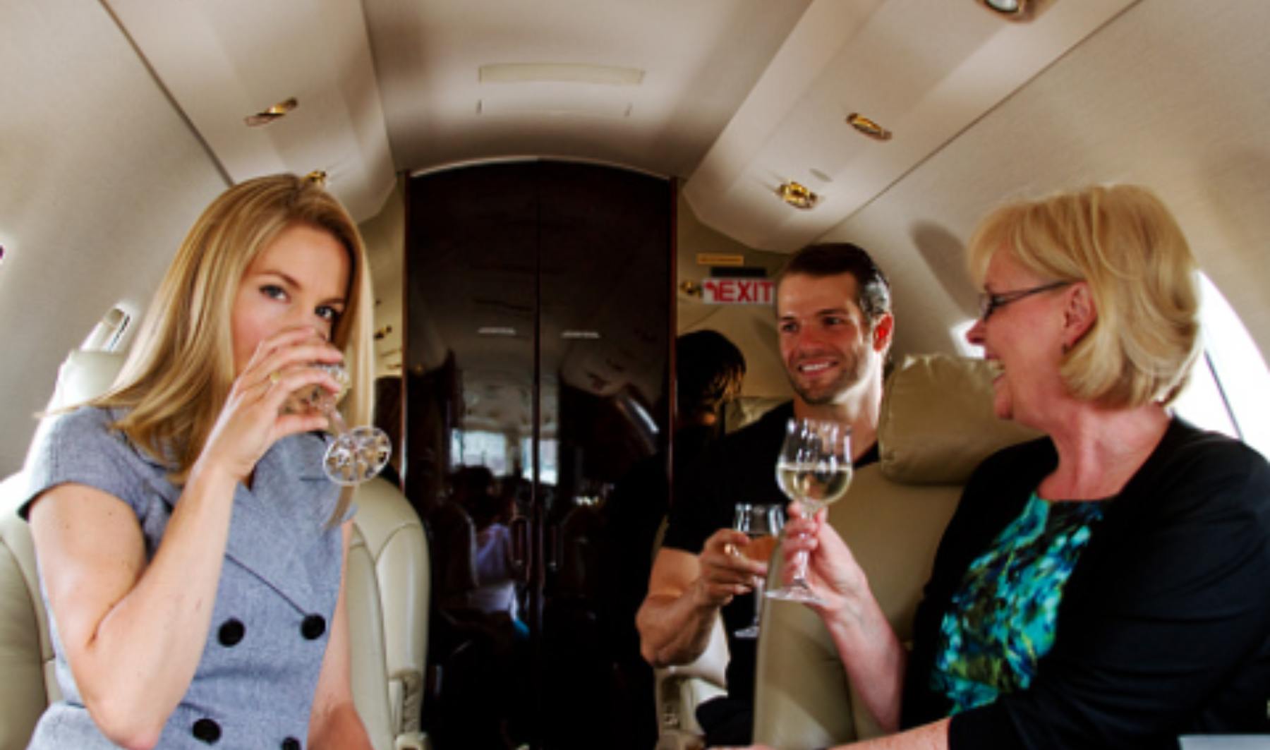 El truco para conseguir bebidas gratis en el avión: ¡Qué no te la cuelen!