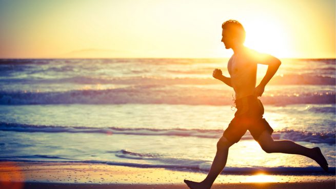 Correr por la playa puede ocasionar lesiones en el pie, piernas y columna