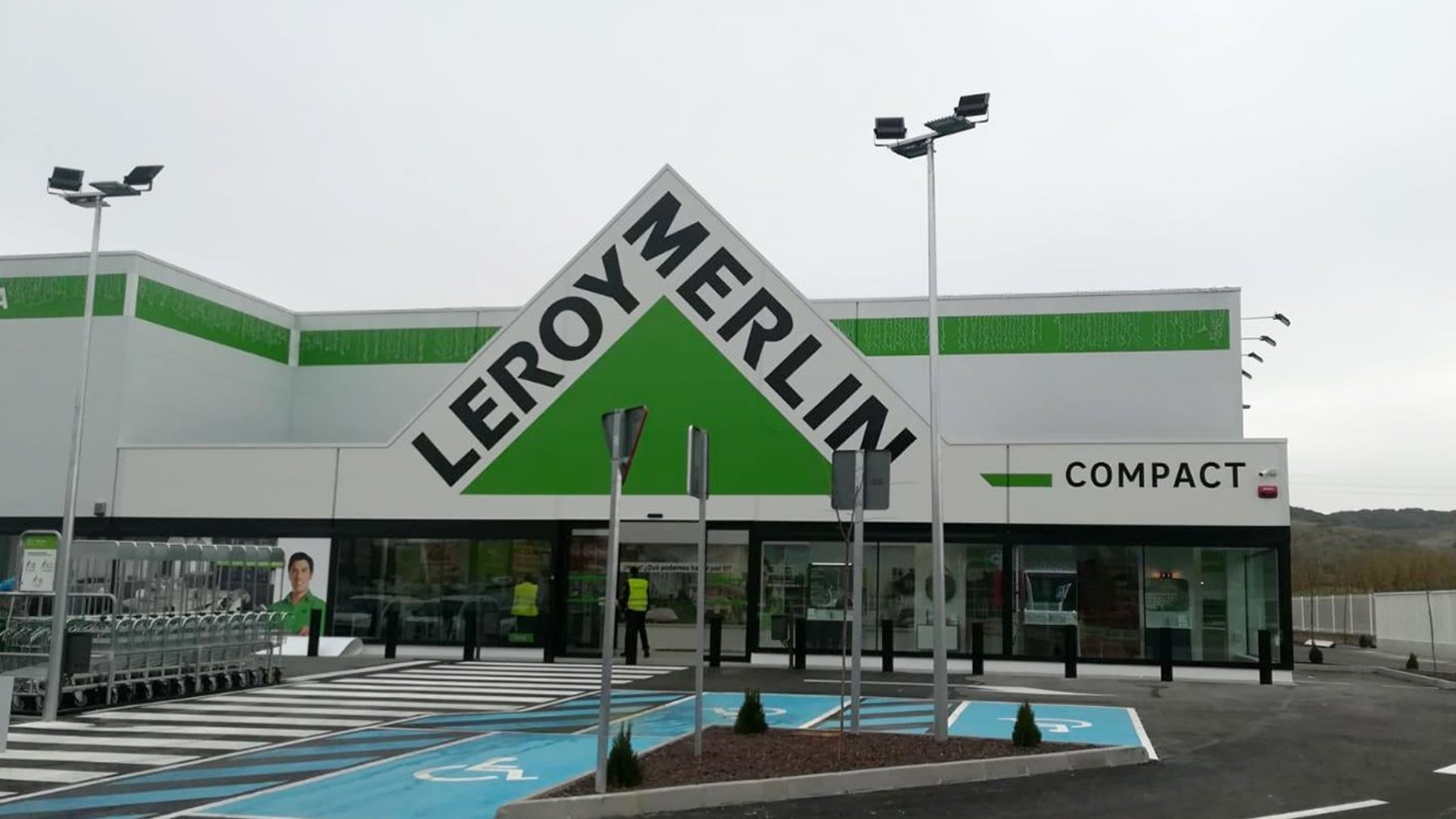 Leroy Merlin busca personal y paga muy bien: 1.300 euros al mes y contrato fijo
