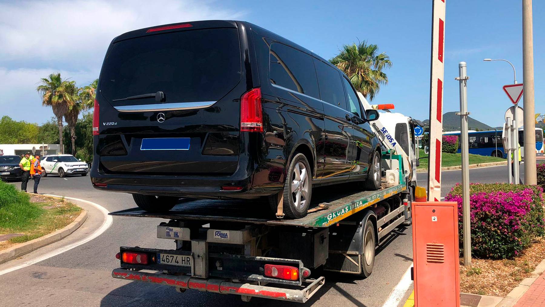 Uno taxi ilegal trasladado al depósito habilitado por el Consell de Ibiza.