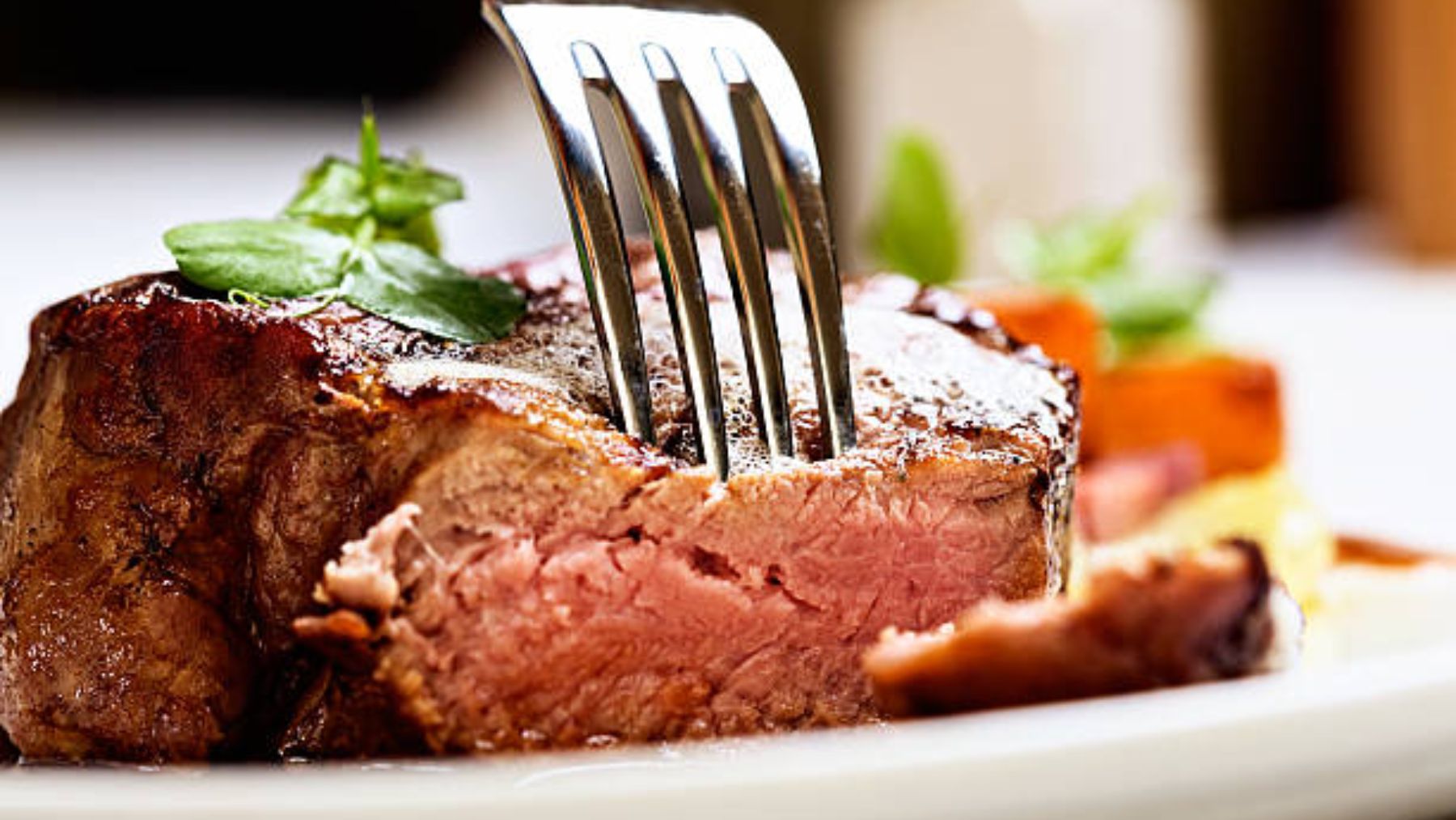 Descubre la carne que no debes pedir si estás a dieta