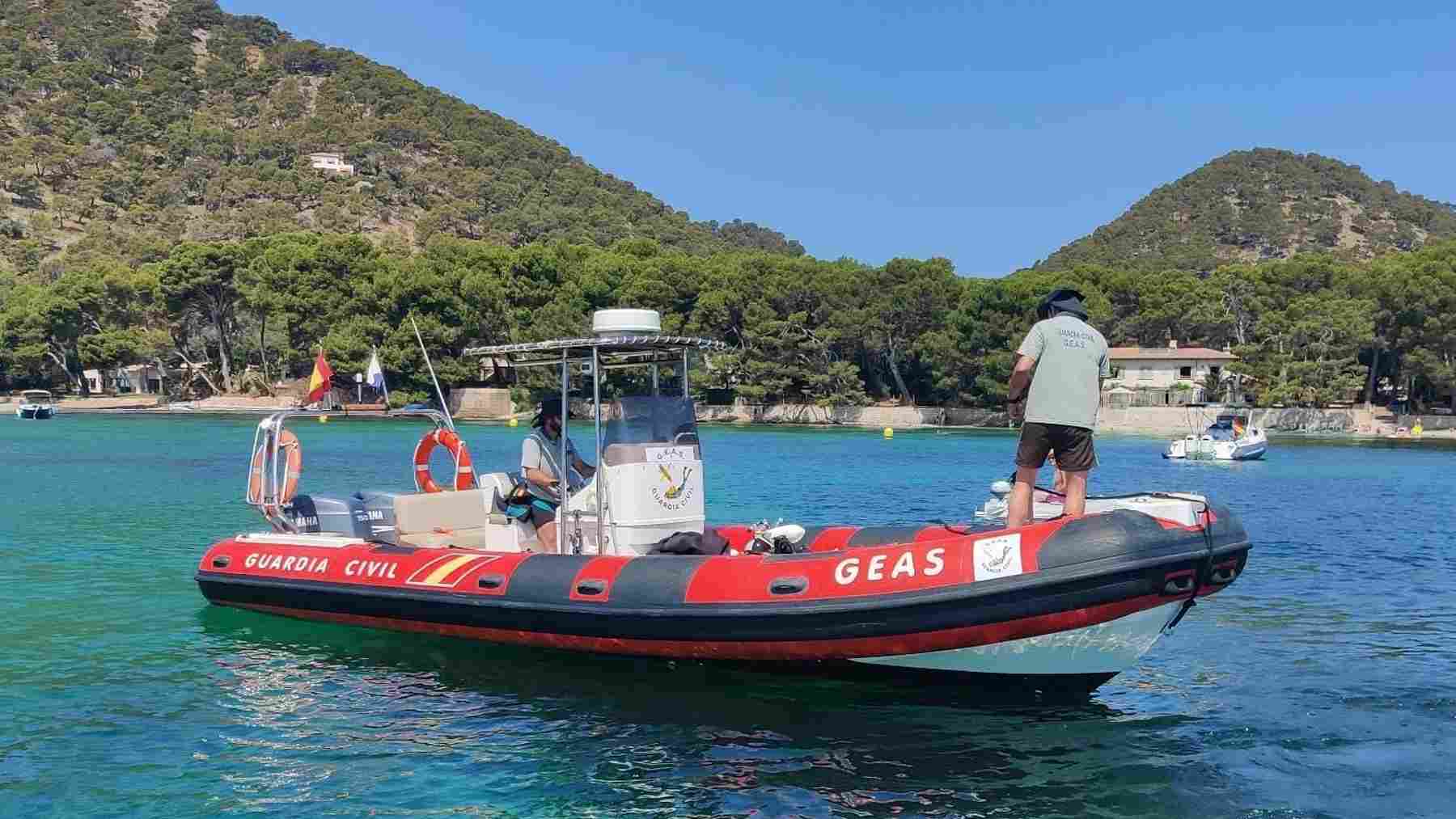 Embarcación del Grupo Especial de Actividades Subacuáticas de la Guardia Civil (GEAS) en Formentor.