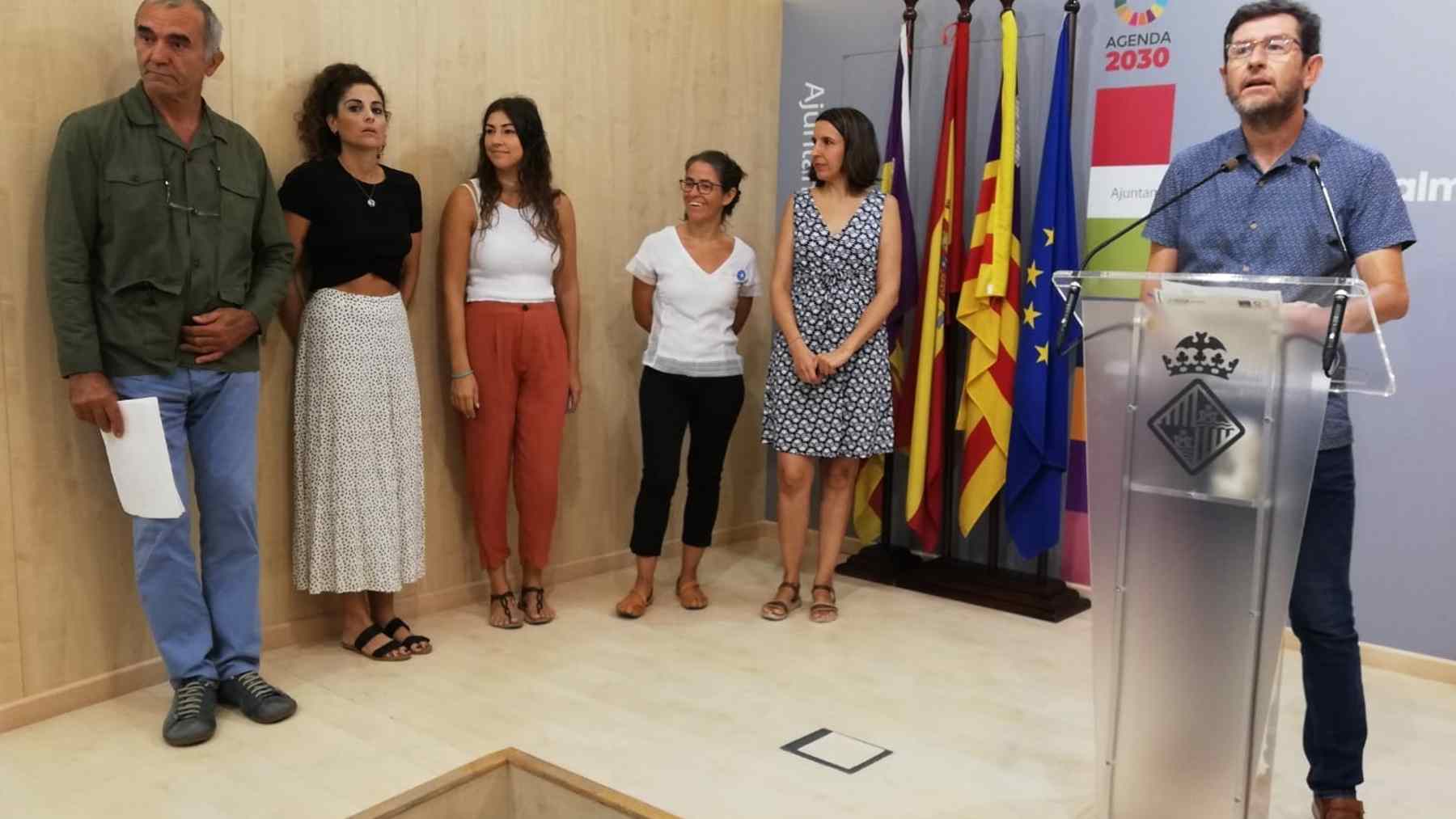 El regidor Alberto Jarabo junto a representantes de la red de atención a personas en prostitución de Palma. EUROPA PRESS