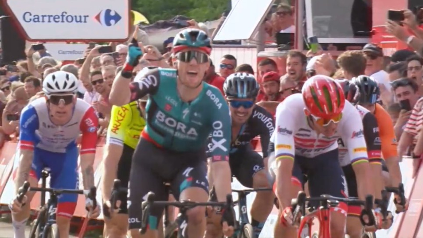 Sam Bennett, celebra el triunfo en la segunda etapa de la Vuelta. (RTVE)