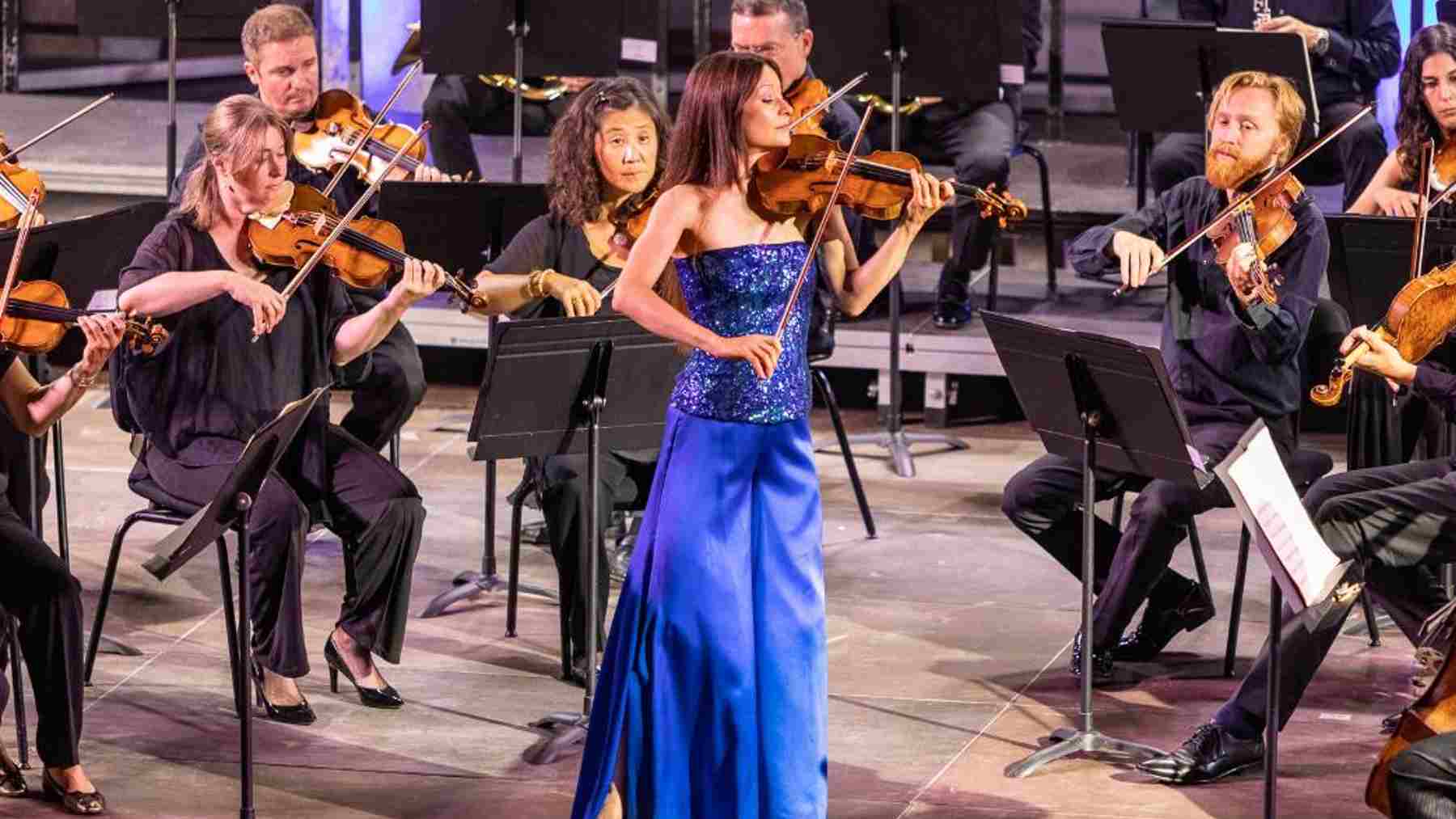 La violinista alemana Arabella Steinbacher junto a la Camerata Salzburgo. MICER