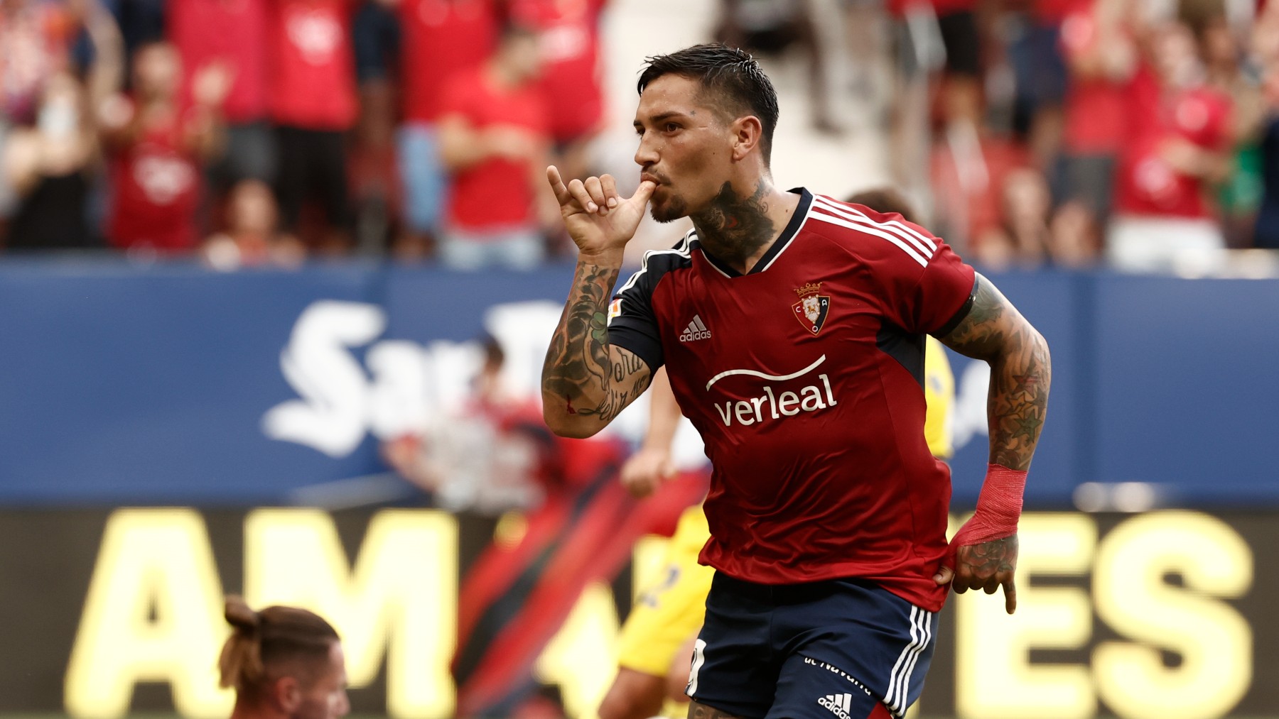 Chimy Ávila celebra su gol en el Osasuna-Cádiz. (EFE)