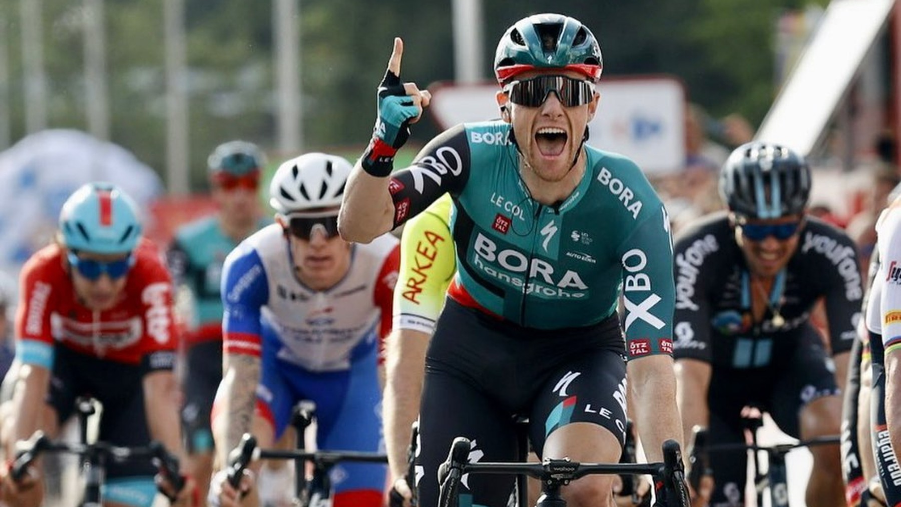 Sam Bennett celebra una victoria en la Vuelta.