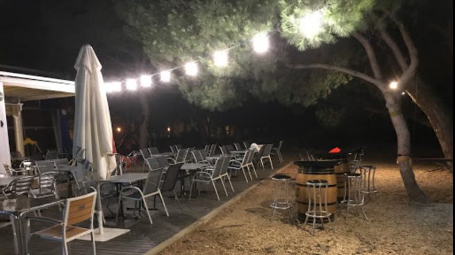 Cartaya: Seis heridos tras caer un pino sobre las mesas de un bar