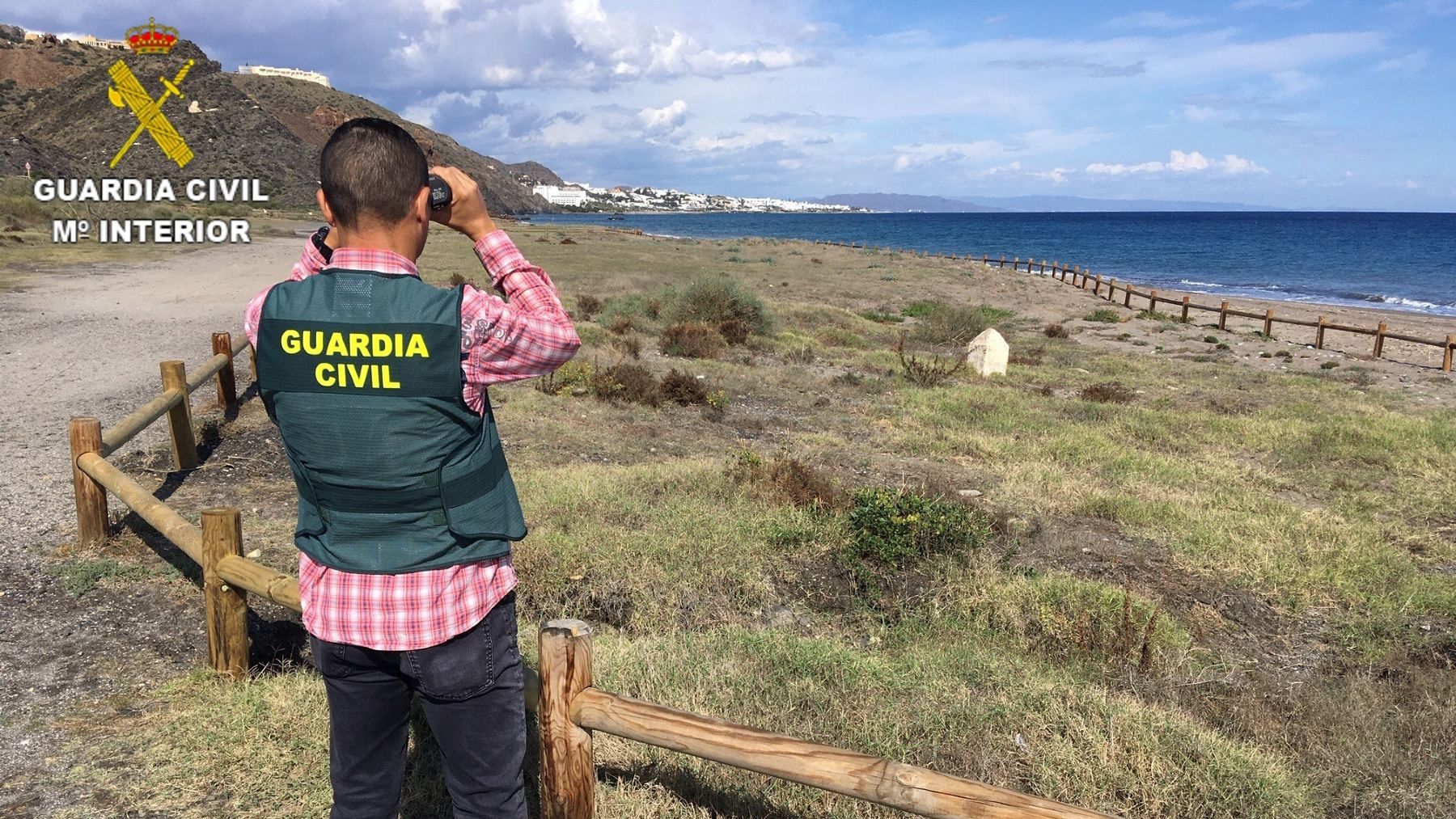 Agente de la Guardia Civil en una playa de Almería (GUARDIA CIVIL).
