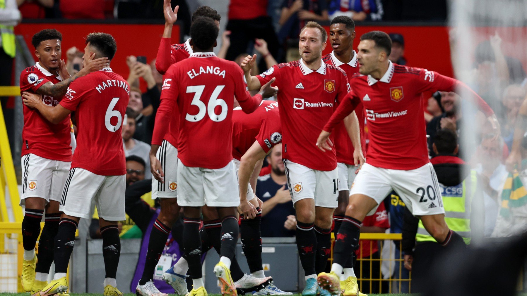 Los jugadores del United celebran el gol de Sancho al Liverpool. (Getty)