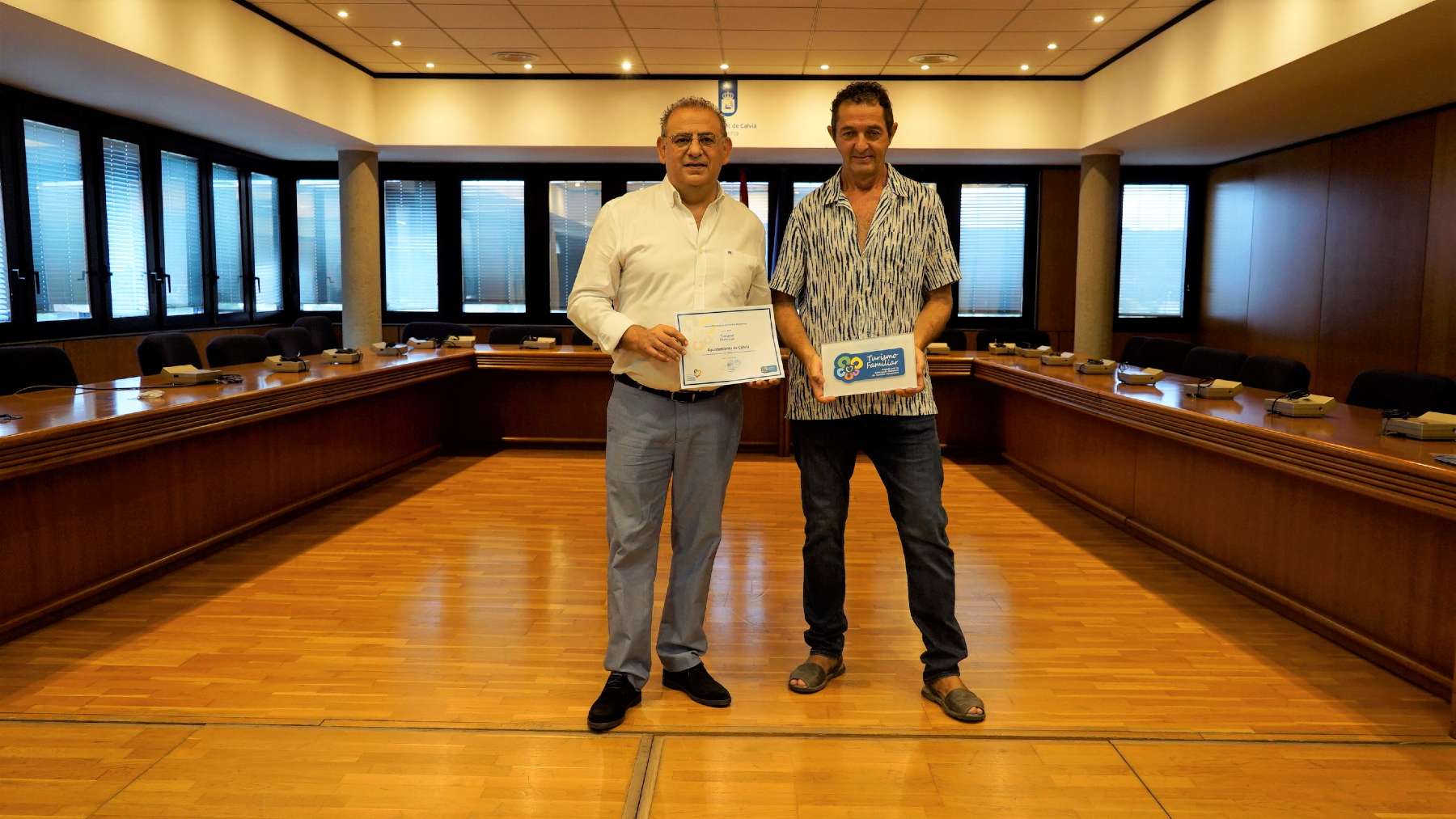 El alcalde de Calvià, Alfonso Rodríguez, recibiendo el certificado de calidad de manos de Carlos Frutos.