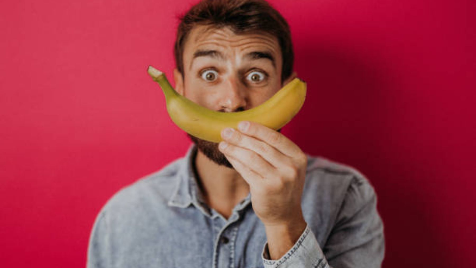Descubre por qué los plátanos no tienen semillas y su forma es curvada