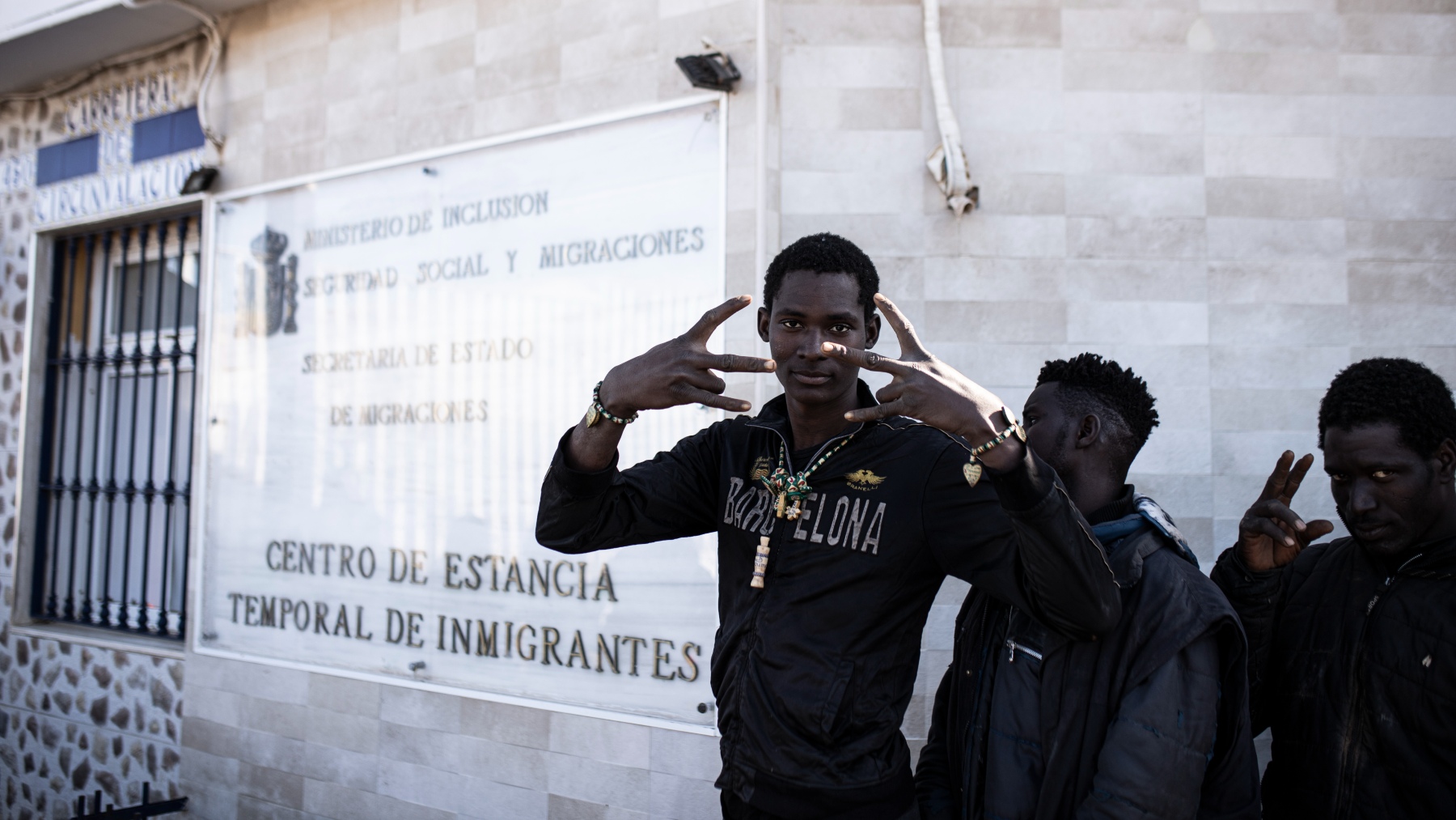 Inmigrantes a las puertas del CETI de Melilla (ILIES AMAR / EUROPA PRESS).