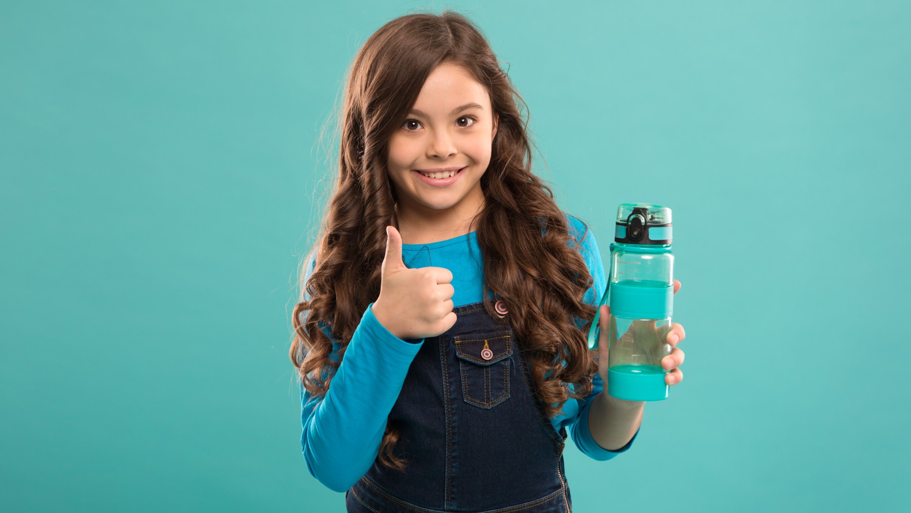 4 botellas de agua para que los niños estén hidratados todo el día