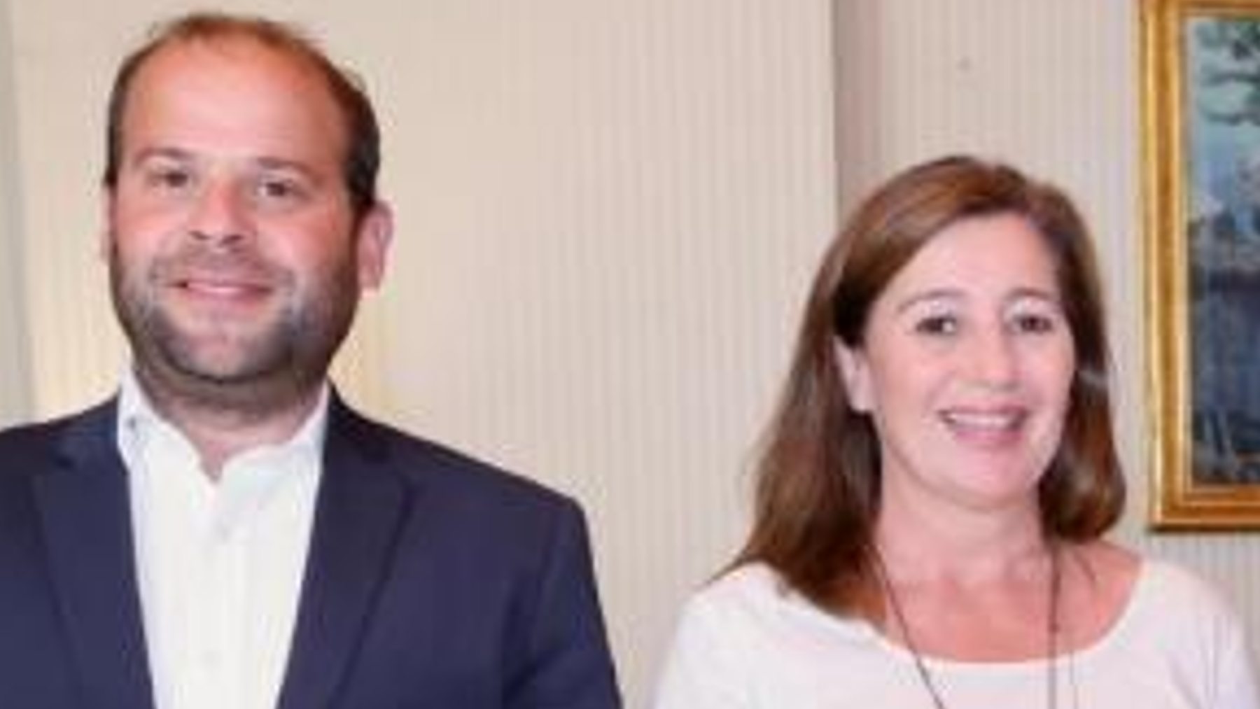 El conseller independentista de Medio Ambiente del Govern balear, Miquel Mir, con la presidenta, Francina Armengol.