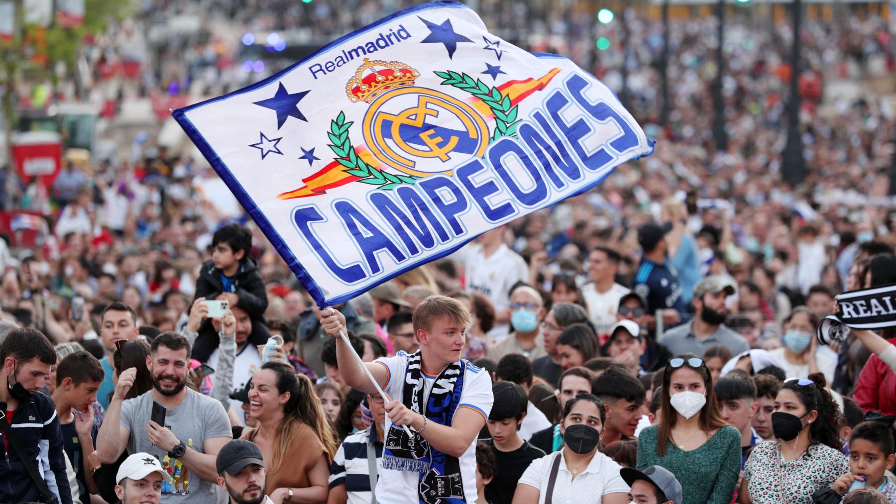 Los aficionados del Real Madrid celebran el título de Liga. (Getty)