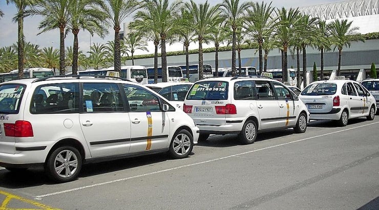 Cola de taxis en el aeropuerto de Palma.