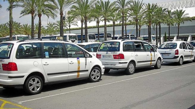 Taxis esperando en Son Sant Joan