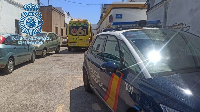Rescatada en estado crítico e inconsciente tras tres días aplastada por un mueble de su casa en Jerez